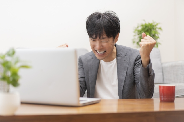 ウェビナー運営に成功して喜んでいる男性